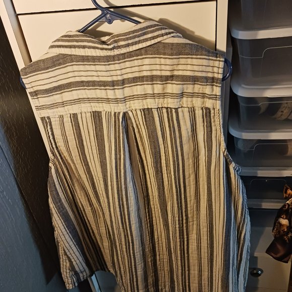 casual sleeveless button up shirt - Picture 2 of 3